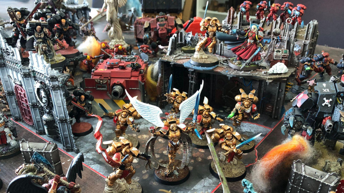 Расписанные миниатюры Warhammer 40,000 на игровом столе